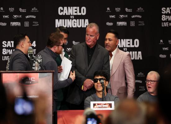 Canelo Álvarez and Oscar De La Hoya erupt in heated exchange ahead of title bout with Jaime Munguía
