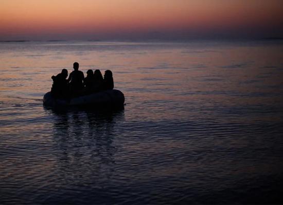 البحرية الملكية تعترض قارب مهاجرين في طريقه إلى إسبانيا